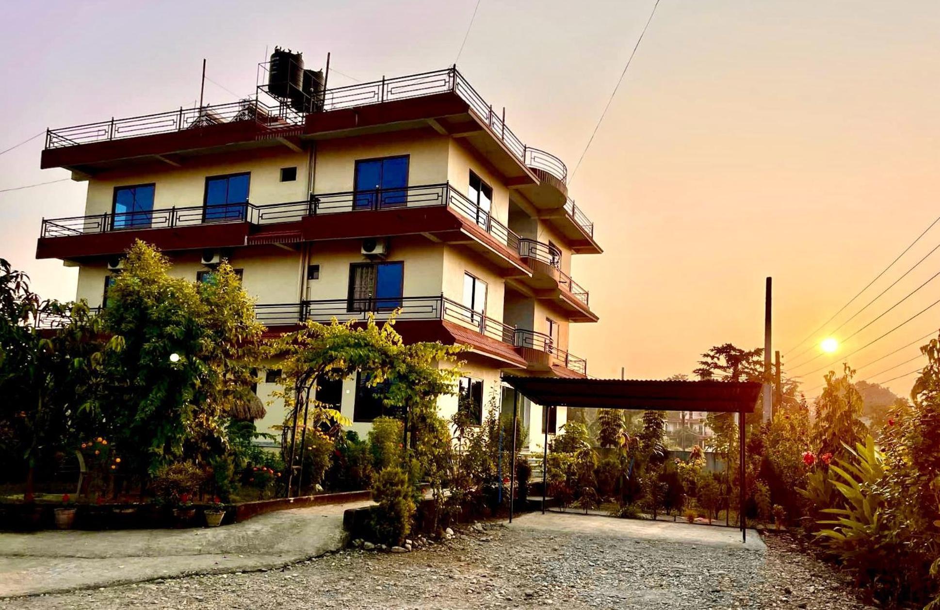 Typical Nepali Kitchen - No Pizza - No Pasta - No Problem !! Hotel Sauraha Exterior photo